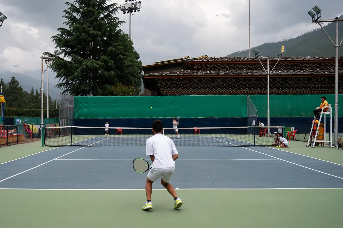 A player alone on court between points, the empty stands behind